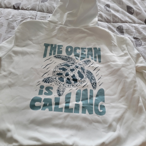 White Hooded Sweatshirt with Classic Sea Turtle Design. Soft - Timeless - Picture 4 of 5